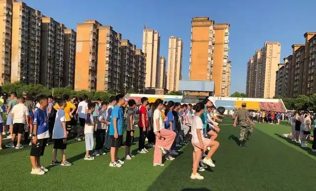 初中生要自己走路上学,家长非要接送