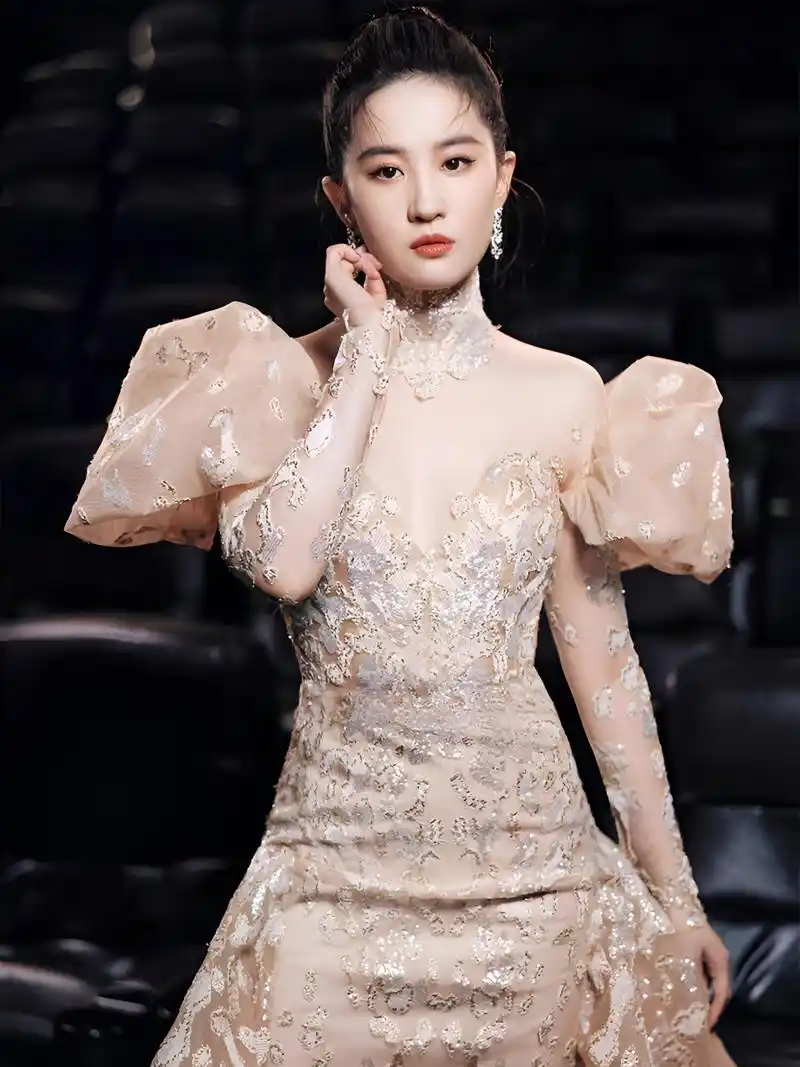 刘亦菲身着粉色高定刺绣晚礼服,优雅高贵.