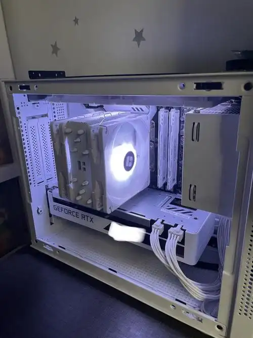 预出个先马白色趣造机箱