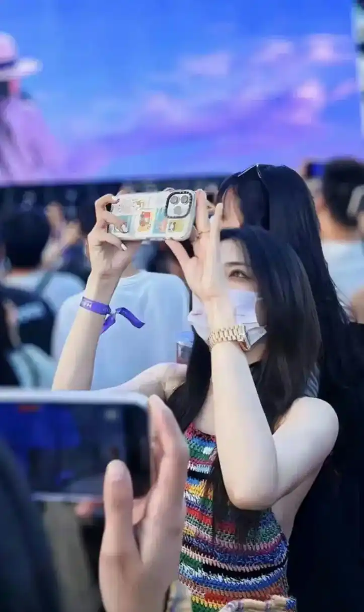 徐璐真敢穿,居然就穿一根绳子出门,这弄不好就是一个彻底大曝光,不