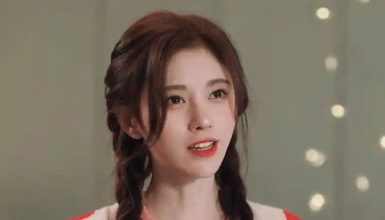 鞠婧祎素颜录节目,当镜头切换到在场的男嘉宾,这表情是认真的?