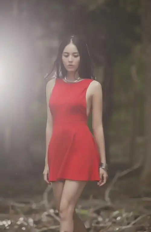 分手大师6月27日映娜扎红衣剧照显惊艳