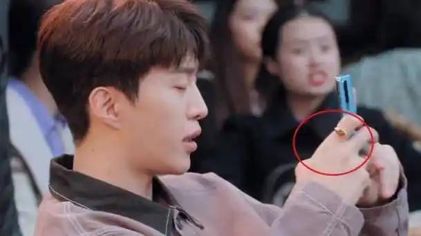 范丞丞只顾玩手机,却意外露出和欧阳娜娜合照,看清备注粉丝慌了_网友