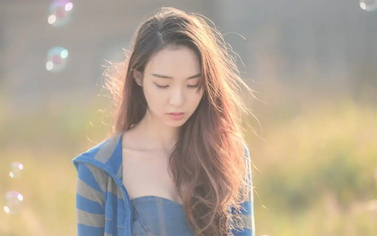 性感长发美女户外清凉写真高清壁纸