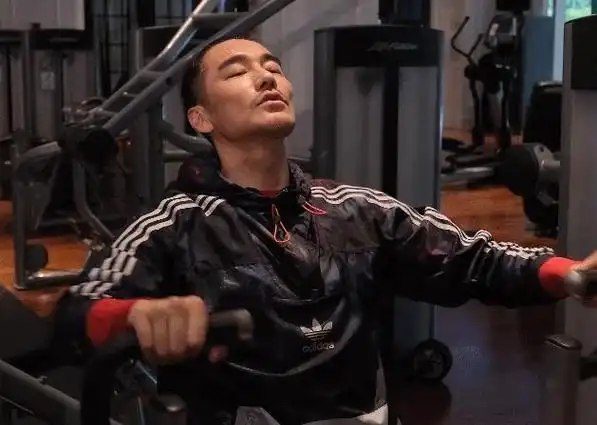 上海时装周53岁胡兵帅得璀璨夺目一头白发大杀四方