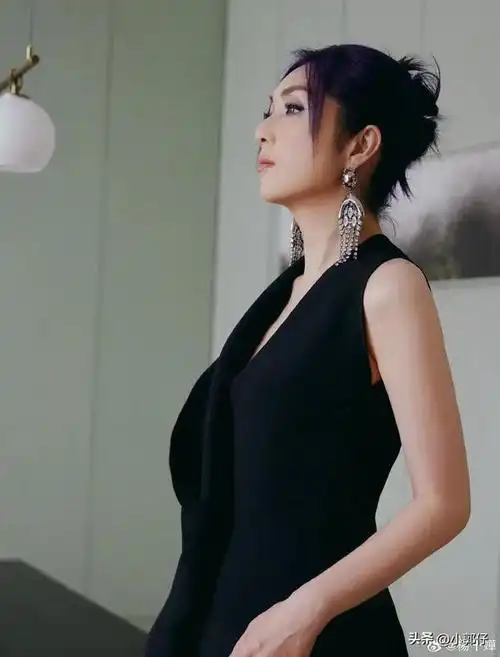 杨千嬅和老公丁子高受邀出席星巴克活动姐姐的耳环好大呀