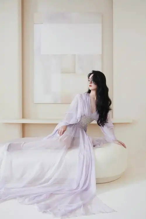 赵丽颖时尚写真,长裙温婉复古套装摩登,完美融合展现独特风格