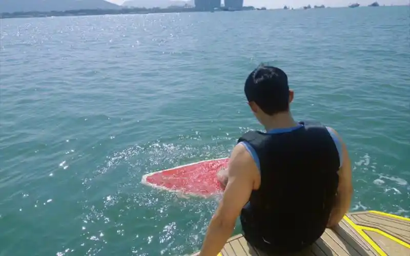 黄景瑜冲浪背影照,这肌肉线条太绝了!