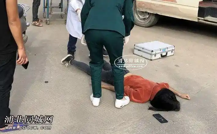 浦北发生一起交通事故,女子脸朝下趴在地上,腹部受伤引多人围观!