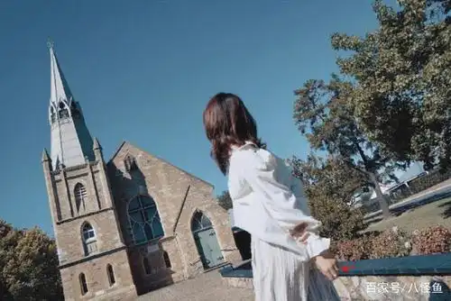 的四张美照中,唯独上图最为吸引人,照片中,许婧双手背在身后,背影出镜