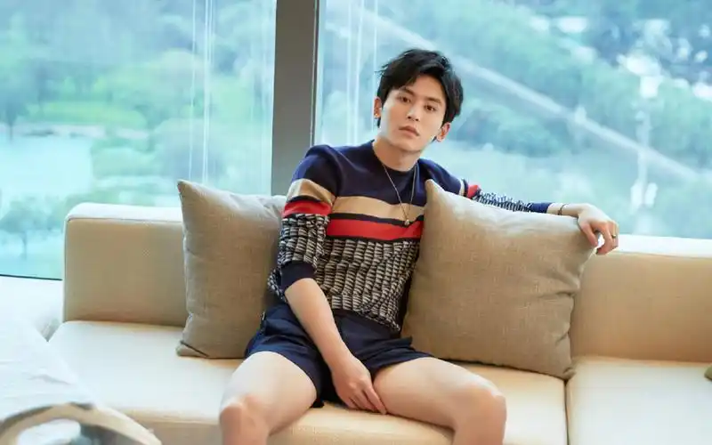 大陆明星,高清,帅气,居家,魅力,张哲瀚,壁纸,1920x1200