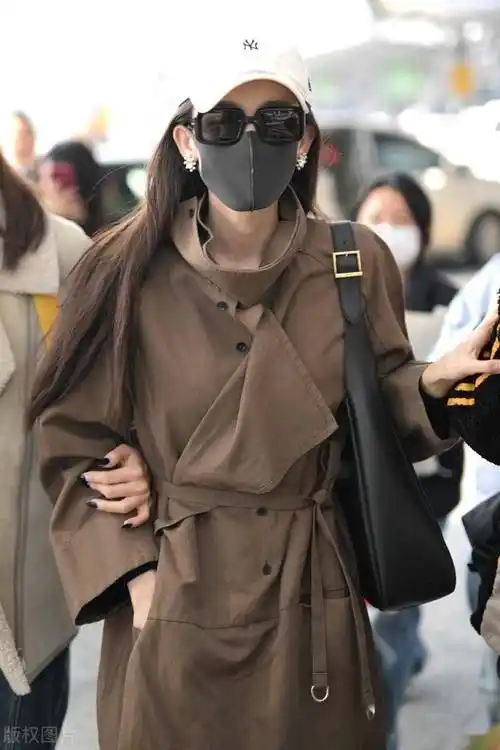 古力娜扎现身上海机场风衣搭配棒球帽潇洒松弛