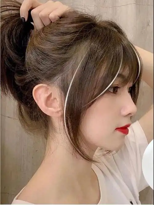 把两个额角位置的头发与空气刘海连接起来,形成一个向两侧延长的弧线