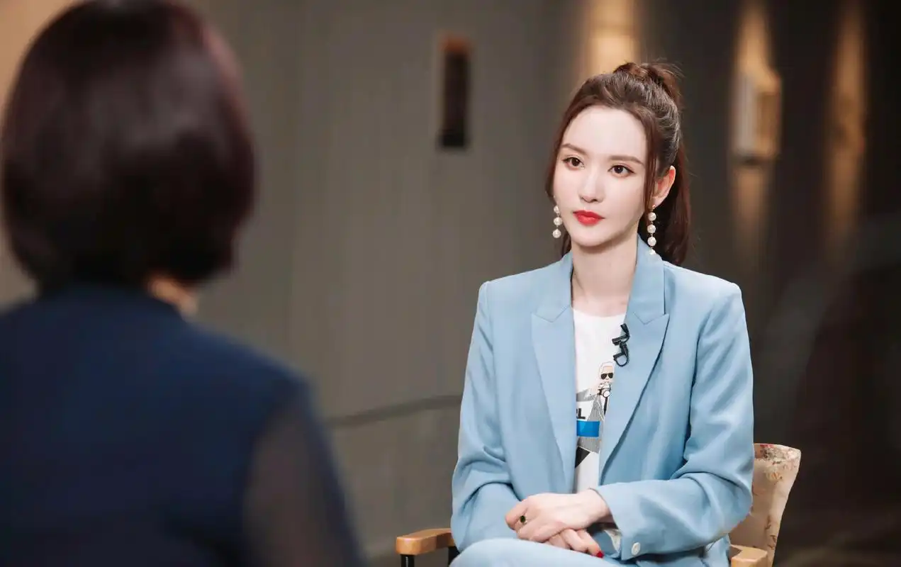 原创张萌身着一袭黑纱裙就像一朵优雅的黑玫瑰在舞台上绽放