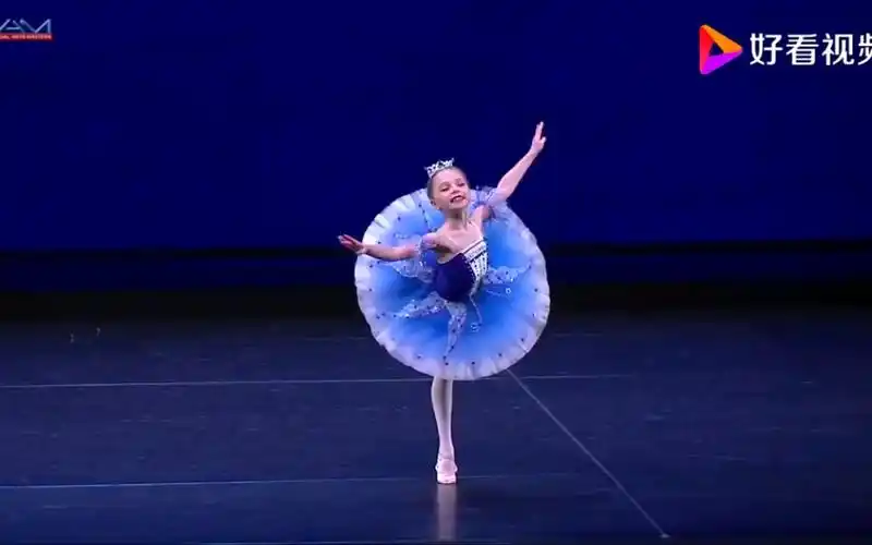 芭蕾八岁的natashafurman参加yagp再次表演蓝鸟变奏