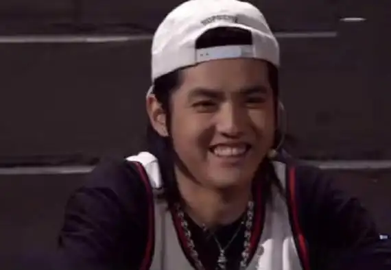 而吴亦凡的牙齿在这两年看越来越有龅牙的趋势.