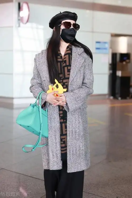 范冰冰霸气来袭灰色大衣配印花围巾戴贝雷帽时髦洋气