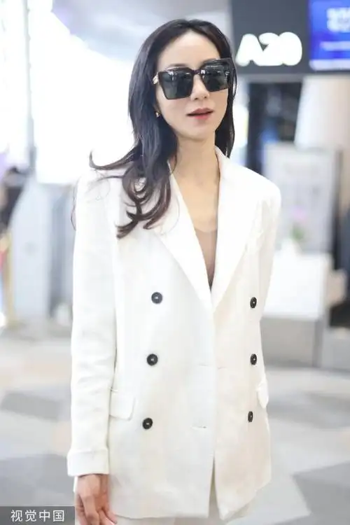 最近,一组韩雪身穿白色西装,戴着墨镜的照片在网络上引起了热议.