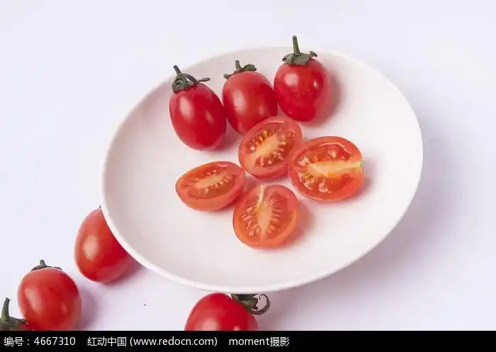 盘子里切开的小番茄