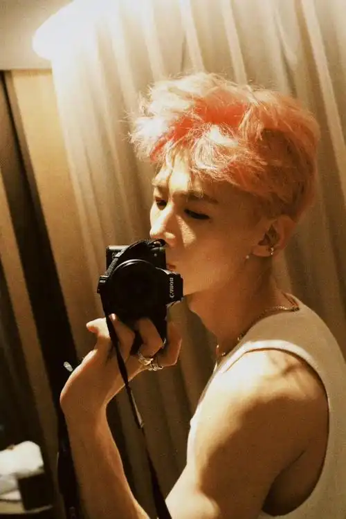 背影#白敬亭造型分享,无袖白色背心帅气且清爽,发色尽显个性与潮流