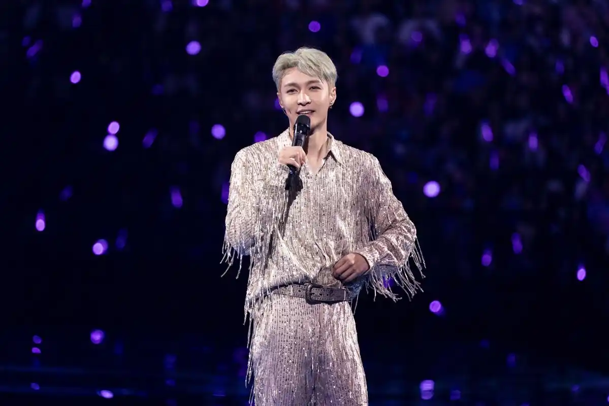 02lay张艺兴02的步伐,徜徉于歌声里的璀璨"兴"河,共享今夜舞台吧!