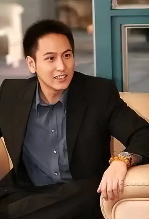 "汤臣少主"汤珈铖:,18岁做霸总身家百亿,39未婚成父母心病