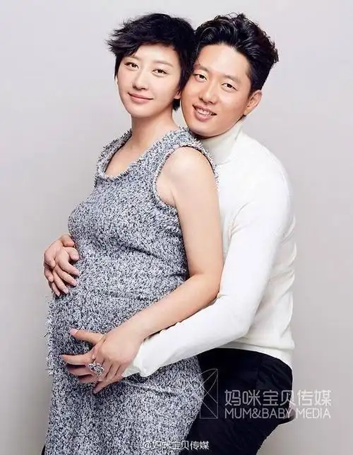 唐一菲产前大肚写真曝光 与凌潇肃恩爱笑容灿烂