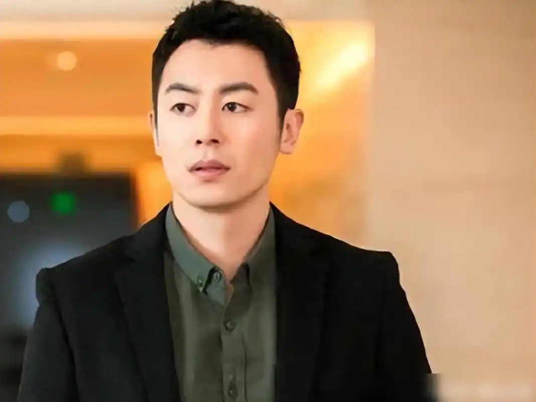 朱亚文:爱情需要勇气和智慧 朱亚文,一位实力派男演员,曾与富家女