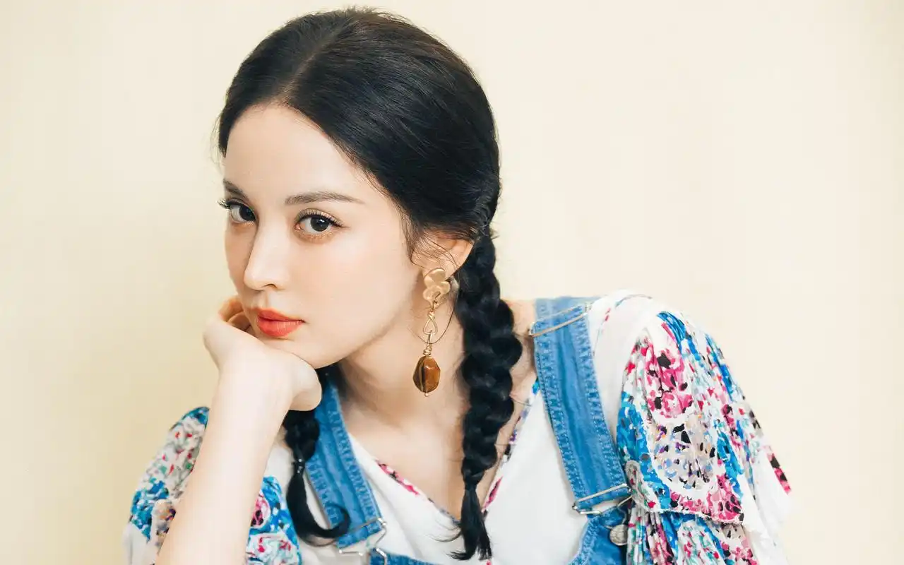 古力娜扎麻花辫少女感高清桌面壁纸