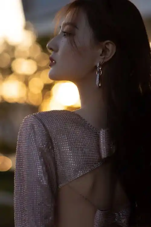 原创徐璐露背鱼尾裙宛若美人鱼时尚撩人