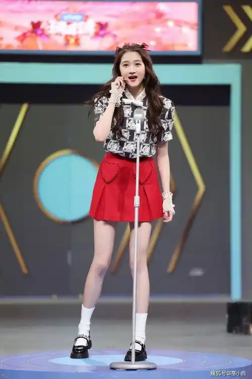 关晓彤搭配抹胸蛋糕连衣裙走红毯,一点不像95后-爱读书