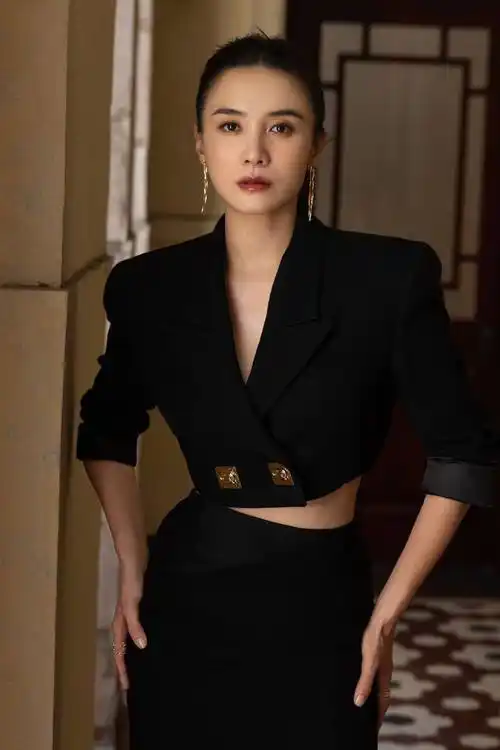 她因事业放弃陈龙,因婚姻放弃张黎,现在与黄少峰长厢厮守