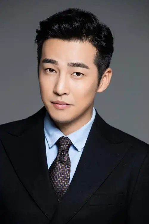 邹廷威西装写真曝光 率性优雅展绅士本质