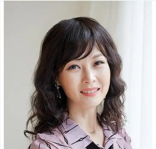 50岁女人什么发型显年轻好看(50岁中年女性剪什么发型显年轻)(3)