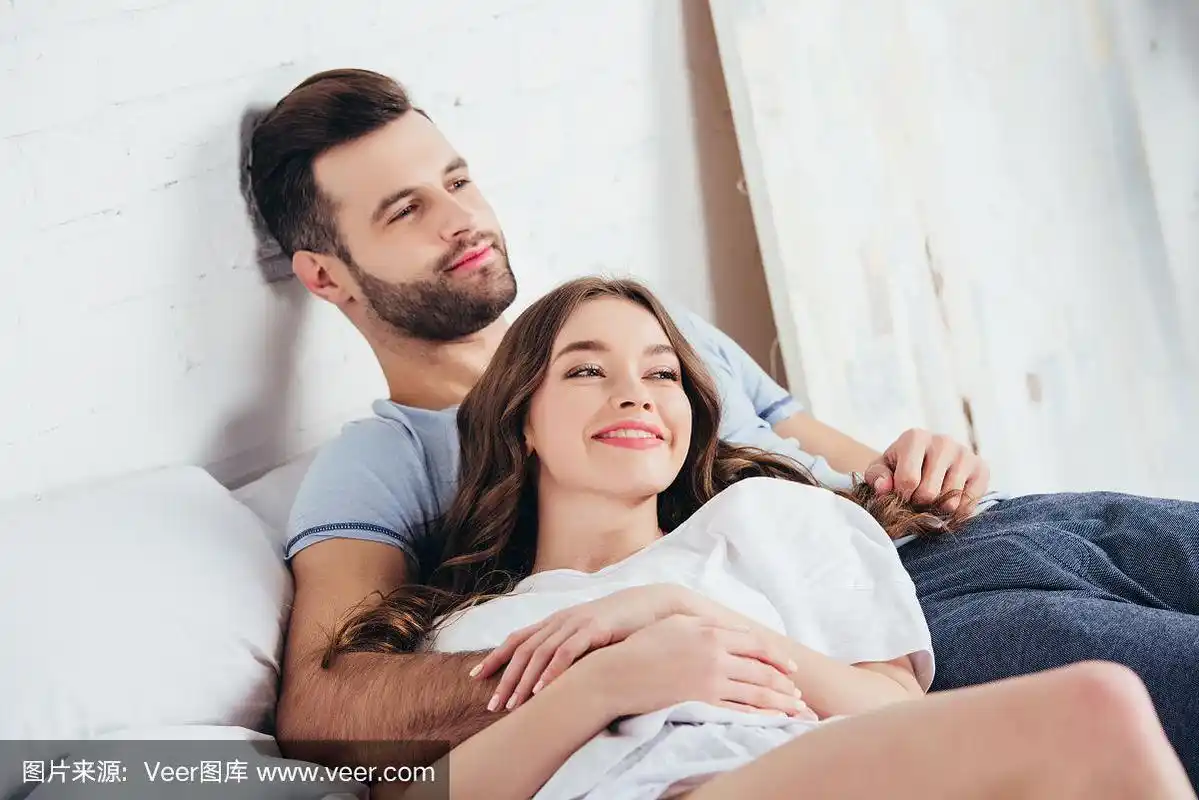 成人爱的男人温柔地拥抱在床上的女人