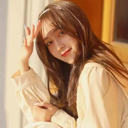 超漂亮长发女生户外头像