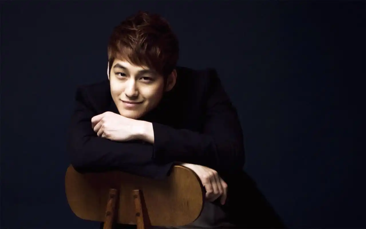 韩国男星金范酷炫帅气时尚简约写真桌面壁纸(一)高清大图预览1920x120