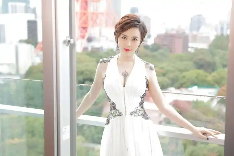 王子子亮相东京电影节红毯 白色低胸长裙抢镜