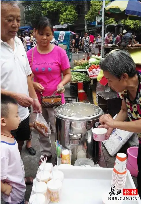 江夏老太多年坚持豆浆良心价优质诚信深受市民喜爱