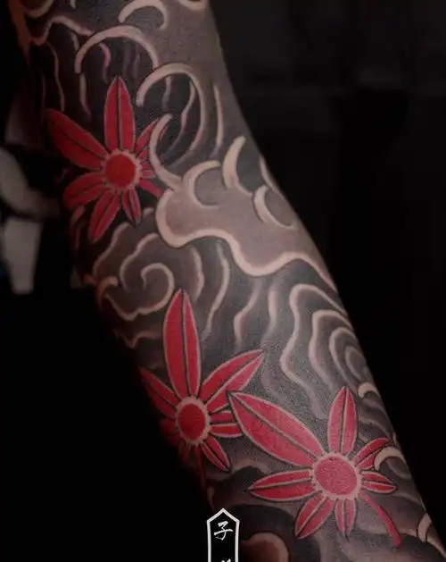 浪与枫叶纹身图片_手臂老传统浪枫叶纹身图案