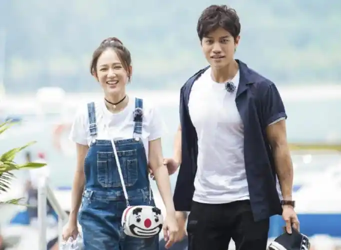 陈乔恩与男友甜蜜k歌狗粮满满