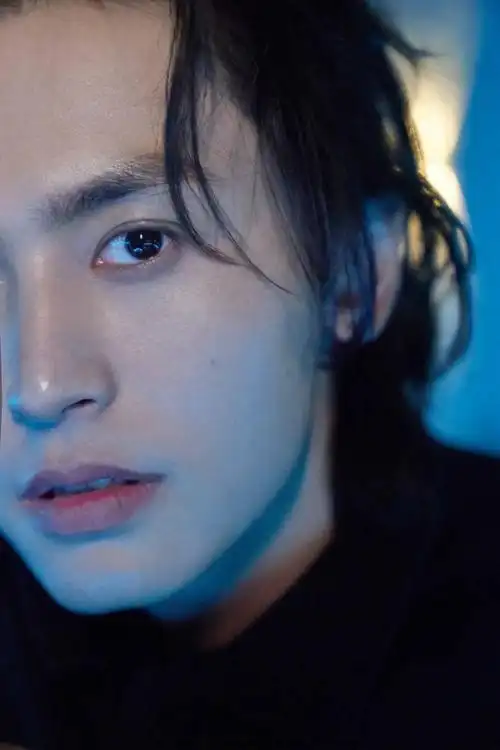 张哲瀚,长发有点好看!