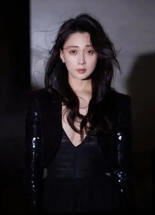 殷桃,出生于1979年12月6日,是中国内地女演员.