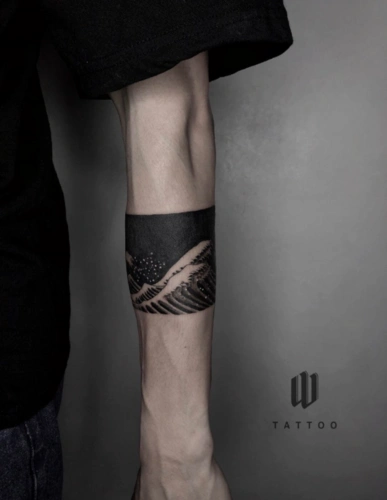 最新超酷男生海浪元素黑白臂环纹身 (2)