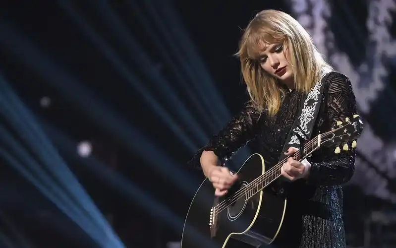 better man - taylor swift (live on super saturday night)_哔哩