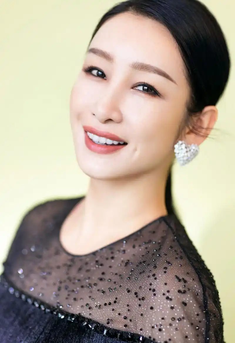 秦海璐黑裙性感浪漫写真图片_明星_美桌网