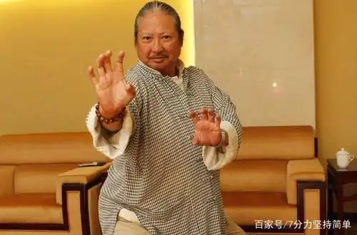 67岁洪金宝现状让人疼,当年在影视圈风生水起,现在却抱不动孙子