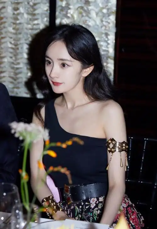 杨幂工作室掉落胶片花絮照##杨幂工作室掉落漂亮胶片花絮照