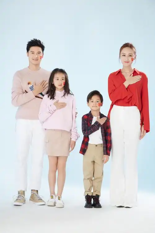 田亮国庆节晒全家福为祖国庆生,一家四口脸上印国旗,温馨和谐!