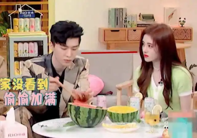 鞠婧祎跟范丞丞录节目,围在一个桌子前,有谁注意俩人的距离?